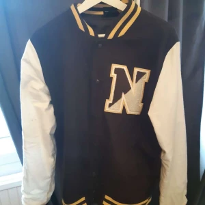 Jacka  - Säljer en jacka i st M, passar bra nu till våren/sommaren, har en liten fläck på armen. Men går att få bort med medel.