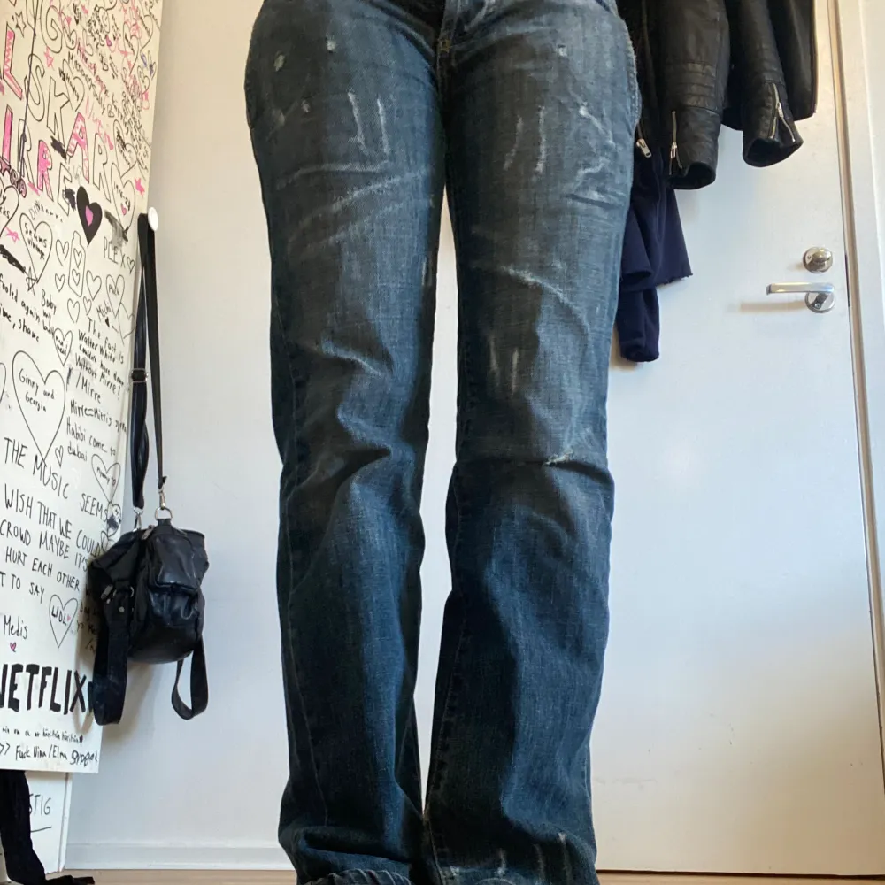 Intressekoll på skit snygga d&g jeans. Köpta på humana i tc för 550kr för ca ett år sen. Har kommit till andvänding men inget som syns. Jätte fina och low waist!💕. Jeans & Byxor.