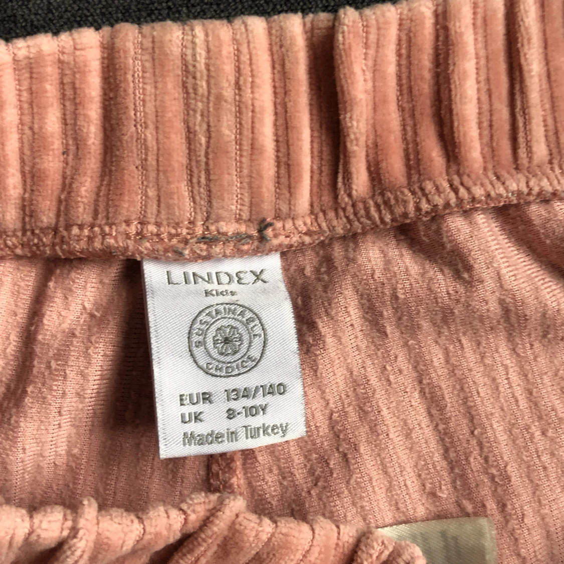 Rosa utsvängda byxor  - 92