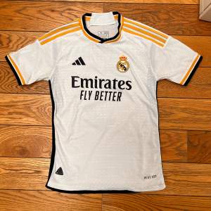 Tja! Säljer nu denna sjukt feta real Madrid tröjan, perfekt kvalite.  använd 1-2 gånger. Köpt på unisport för 1450kr. 