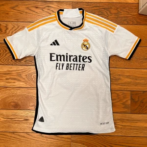 REAL MADRID PLAYER EDITION 23/24 - Tja! Säljer nu denna sjukt feta real Madrid tröjan, perfekt kvalite.  använd 1-2 gånger. Köpt på unisport för 1450kr. 