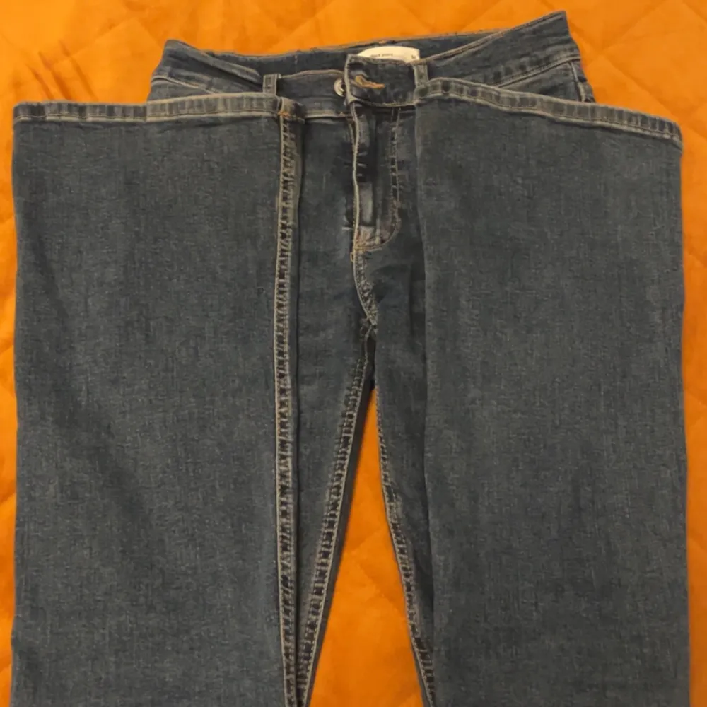 Mid waist, blåa  bootcut jeans från Gina Tricot . Jeans & Byxor.