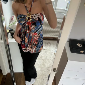 Sommar topp - Halterneck topp med vackert mönster, perfekt för kommande sommar💕 Är lite stor på mig, därmed så säljer jag🕺🏼