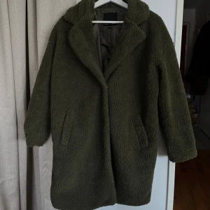 Grön fluffig jacka - Mysig jacka som inte längre kommer till användning   Passar xs/s/m