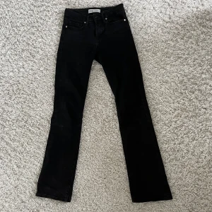 Zara bootcut jeans  - Svara lågmidjade bootcut jeans i bra skick men använda💕 säljer då de inte passar längre💕