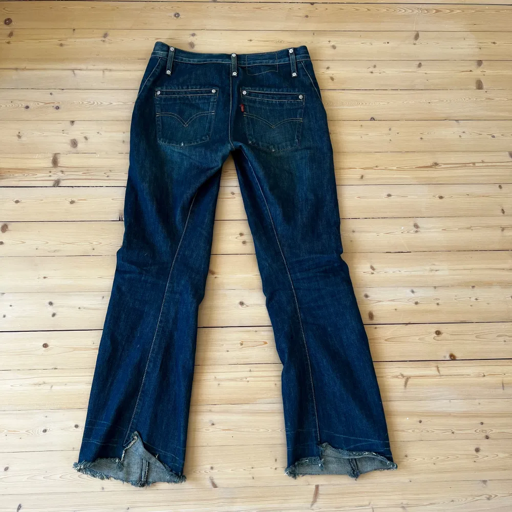 Säljer dessa skitsnygga vintage jeans från Levi’s. Säljer dom för att dom har blivit försmå. Första bilden är gammal. Jag är 170 och dom sitter perfekt i längden. Midjemått 40 cm. Total längd 105 cm. Skriv för mer bilder💕. Jeans & Byxor.