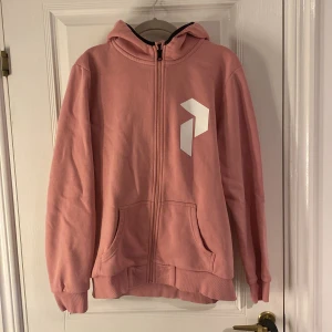 Tröja från peak performance - En rosa tröja från peak performance som aldrig kommer till användning. Nyskick, köpt för 800