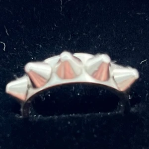 Edblad ring  - Säljer denna helt nya Edblad ring, aldrig använd. Säljes då jag inte tycker ringar passar mig. Har dam på sig på bilderna. Nypris 359 kr Mitt pris 180 kr