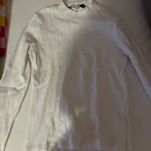 Långärmad tshirt  - Nyskick, ribbad i materialet och halvpolo-krage