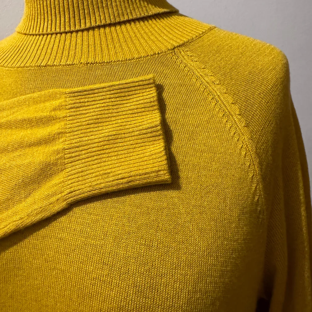 Gul polo tröja från H&M i jättefint skick. Lite stor i storleken kanske men det är S. Tröjor & Koftor.
