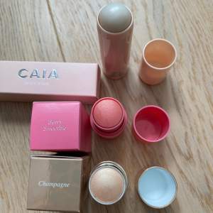 Säljer dessa smink sticksen från Caia. Dewy stick, blush stick och Highliter! Dem är helt oanvända och som nya, förutom Blushen som är testad lit endast 1 gång men inget som märks!💗💗 säljer snabbt för 100kr styck!