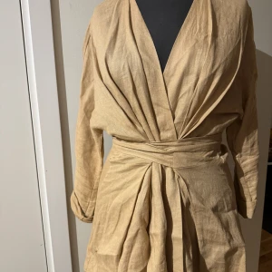 Blus från Zara i linnen - Beige blus från Zara i linnen. Fint skick