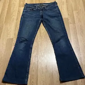 Säljer dessa jeans då de är lite för korta för mig! de är uppsprätta längs ned (se sista bilden) så de passar någon som är runt 165. Står att det är storlek ”M” men skulle säga att de passar som XS/S. Använd gärna ”köp nu”!