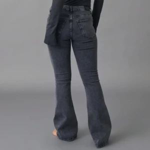 Low waist bootcut jeans  - Hej, jag säljer mina oanvända low waist bootcut jeans.  Storlek 36/S  Jag är 159 cm lång och skälet till att jag inte använt de är för att de är för lågmidjade för min smak och lite för mycket bootcut men för rätt person sitter de så sjukt fint! 