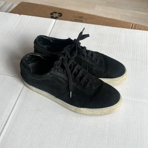 Axel arigato skor  - Axel Arigato skor i storlek 44! Är i bra skick!  