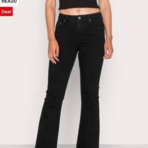 Svarta bootcut jeans från Gina💗Modell low flare full length i storlek 36. Skriv vid intresse eller köp nu
