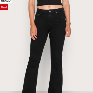 Svarta low waist jeans  - Svarta bootcut jeans från Gina💗Modell low flare full length i storlek 36. Skriv vid intresse eller köp nu