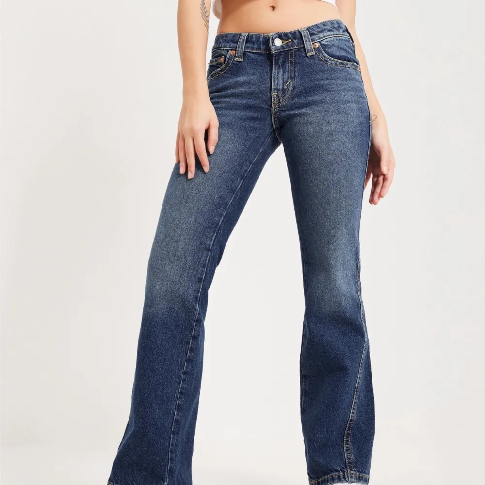Lågmidjade bootcut jeans från Levi’s. Storlek 26 (alltså 34/xs) längden är perfekt på mig som är 167 cm lång. Orginalpris 1419:-. Jeans & Byxor.