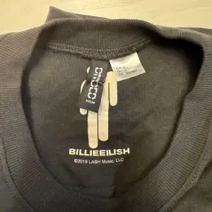 Billie eilish tröja köpt 2021, knappt använd och är i bra skick! Storlek S och ganska lång i storleken! Frakten är på köparens bekostnad!