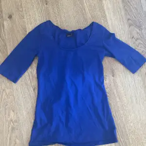 Säljer en marin?/mörk blå Gina tröja, storlek xs, använd 2 gånger 💕🎀  Kontakta mig för frågor 😋