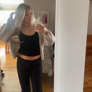 Kofta  - Stickad kofta från Lindex, sparsamt använd💗