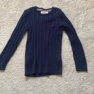 Marinblå tröja - Marinblå tröja i storlek 122/128 