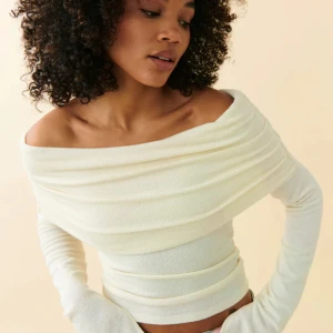 Vit off shoulder tröja med slits på ärmarna  - Jätte fin tröja ifrån Gina köpt i somras men aldrig använts, tror till och med att prislappen är kvar. Helt slutsåld på hemsidan💓💓