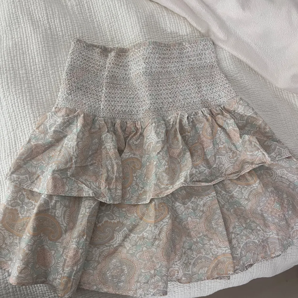 Så söt bymalina kjol i storlek XS. Nypris 1800 och den säljs inte längre💓. Kjolar.