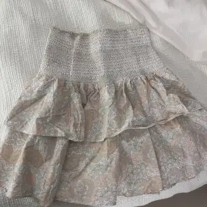 Så söt bymalina kjol i storlek XS. Nypris 1800 och den säljs inte längre💓