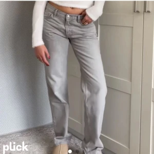 GinaTricot jeans - Säljer mina lågmidjade jeans från Gina! De är endast använda en gång så de är helt som nya!! Skriv för fler bilder! Köpta för 500kr. Pris kan diskuteras💕💕