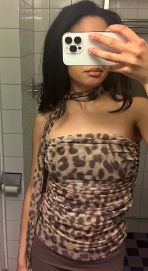 Viral leo topp från zara<3 - Säljer den virala leo toppen från zara❤️Storlek M! Säljer vid högsta bud✨ Helt ny!   Buda i kommentarerna eller lägg prisförslag💘 Ledande bud just nu är på 430kr   ( budgivning knappen funkar inte atm)🫶🏽  Budgivningen slutar 26/4 kl 23:59