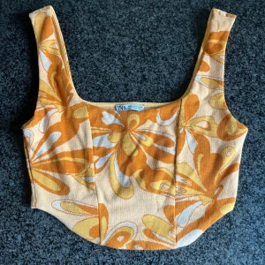 Orange crop top - En orange kort sommartopp från Zara  Storleken är M
