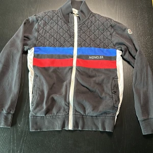 Mocler tröja  - Äkta Moncler från Nordstroms. Använd men felfri. 