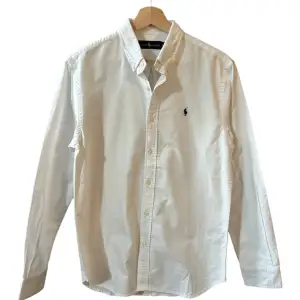 Säljer en klassisk Ralph lauren Oxford skjorta i väldigt bra skick, storlek S. Perfekt till sommaren!