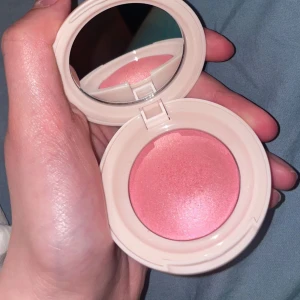 Rare beauty blush - Rare beauty’s nya blush i färgen happy💕endast testad! Beställd för 400 kr med frakt. 
