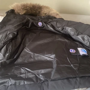 Canada goose jacka köpt nypris 6000 tusen storlek 14-15 år - Jätte bra skick bara använd några gånger och därför säljer jag den 