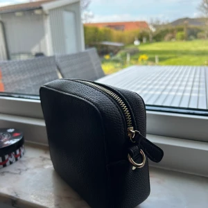 Superfins väska ( nessesär )  - Väska i brunt med två olika band 💗