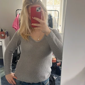 Grå stickad tröja  - Säljer denna fina stickade tröja som aldrig är använd och är i ett bra skick! 💕