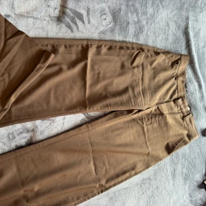 Bruna kostymbyxor  - Supersnygga lågmidjade kostymbyxor från zara men ser vintage ut🖤