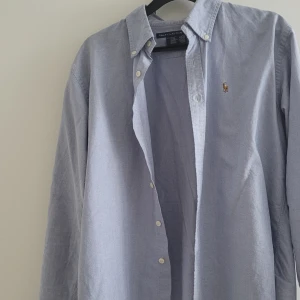 Ralph Lauren skjorta - Säljer denna riktigt snygga ralph lauren skjortan. Perfekt nu inför sommaren. Nypris ca 1500. Mitt pris är 220 kr. Storlek 14 men sitter som Xs/S. Perfekt om man är runt 170. Ej större defekter så skick 8/10. Skriv vid ev frågor.😁 Pris kan diskuteras