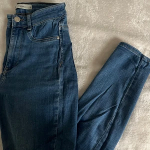 Jeans i storlek S - Pris kan diskuteras. Skriv dm för frågor eller fler bilder 