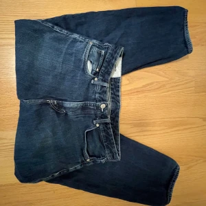 H&M Loose Fit Denim - Riktigt fina, bra skick 9,5/10. Säljer dessa eftersom de inte är riktigt min stil längre. Dessa är mörkblåa.