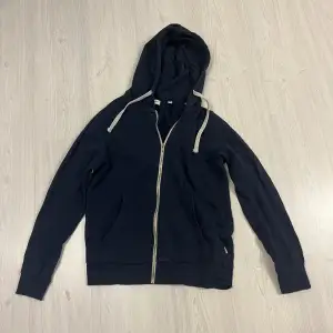 Hej! Nu säljer jag min Jack and Jones zip hoodie eftersom jag aldrig använder den, den är i 10/10 i skick. Den är också lite liten i storleken så man tänker på det innan man köper:)👍🏻