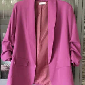 Oversize kavaj - Onesize kavaj med rynkad ärm. Använd i fint skick.