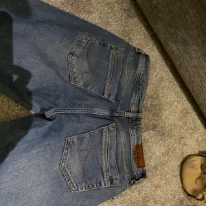 Jätte snygga Ltb jeans i storlek 27 och längden är 34 men de är avklippta några centimeter (de passar mig som är 165) de är i modellen valerie❤️ de är bootcut och lågmidjade