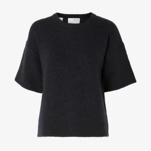 Stickad T-shirt  - Jättefin stickad t shirt. Helt oanvänd💓nypris 599