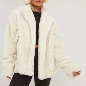 Pälsjacka - Oversized pälsjacka med läderdetaljer, köpt för 900. Aldrig använd. Storlek 34 men passar mer som en 36-38