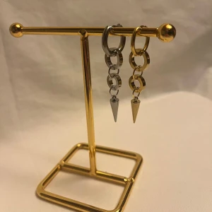 Örhängen  - Finns i guld och silver. Köp för 99kr/st Eller 185kr/ paret. Modell 149 Smyckes ställningen finns även att köpa för 299kr!