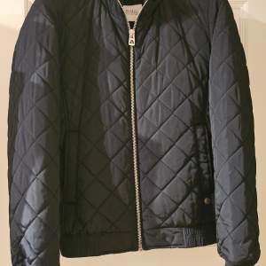 En Navy Blue Quilted Bomber jacket som är knappt använd. Den sälj pågrund av att det inte används.