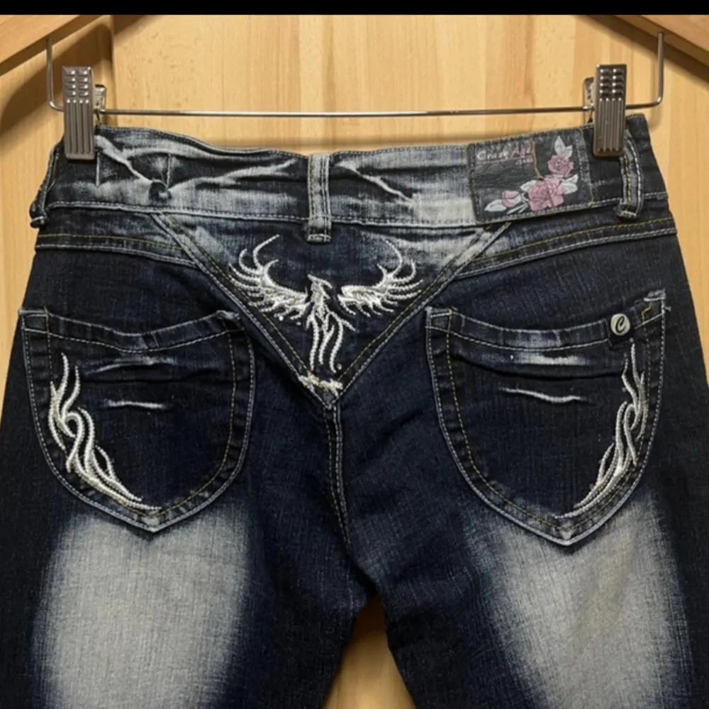 Bootcut jeans från crazy age 💕 stl 38 men sitter som en stl 34 Midjemått 35 cm Längd  101cm Innerbenslängd 79cm. Jeans & Byxor.